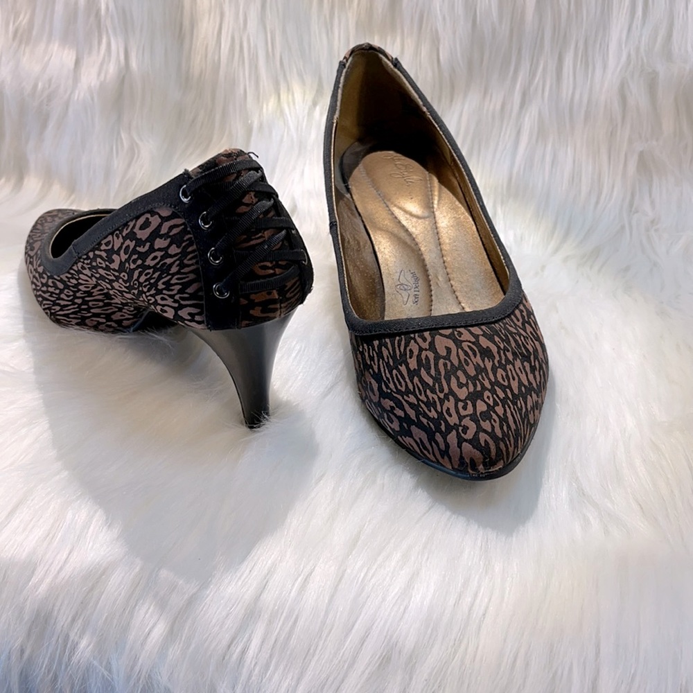 Soft Style by Hush Puppies Leopard Print Low Heel w/Corset Detail